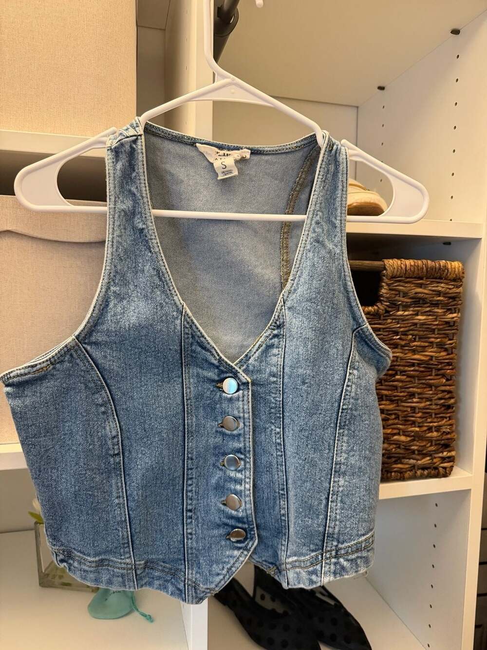 Tulip Creations Women's Light Wash Denim Button Front Cropped Vest Size S